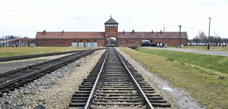 Đi Krakow ghé trại Auschwitz, nhà ma, mỏ muối - Ảnh 1.