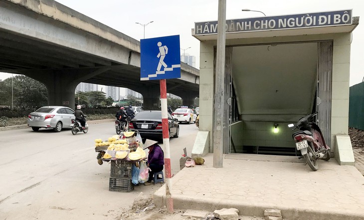 Có cầu vượt vẫn băng qua đường, phạt không xuể! - Ảnh 6. Có cầu vượt vẫn băng qua đường, phạt không xuể! - Ảnh 6.