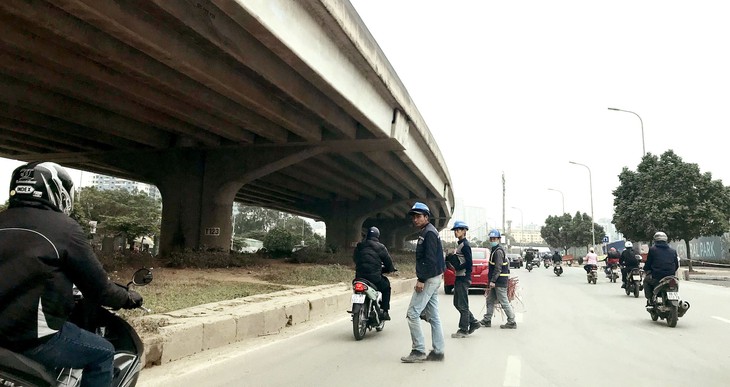 Có cầu vượt vẫn băng qua đường, phạt không xuể! - Ảnh 4. Có cầu vượt vẫn băng qua đường, phạt không xuể! - Ảnh 4.