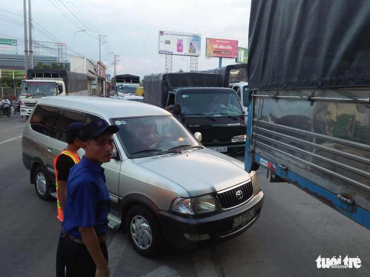 Tài xế phản đối, trạm BOT Quốc lộ 91 nhiều lần kẹt cứng - Ảnh 1.