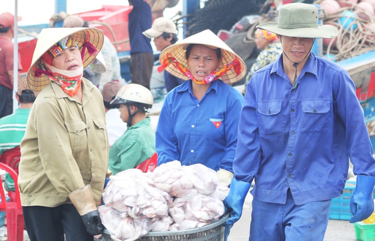 Thưởng tết cao nhất ở Nghệ An gần gấp đôi năm trước - Ảnh 1.