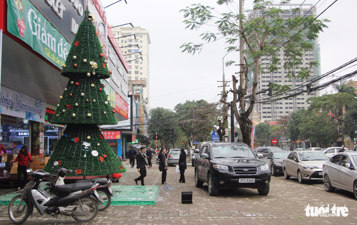 TP Vinh tiếp tục giành vỉa hè cho người đi bộ - Ảnh 1.