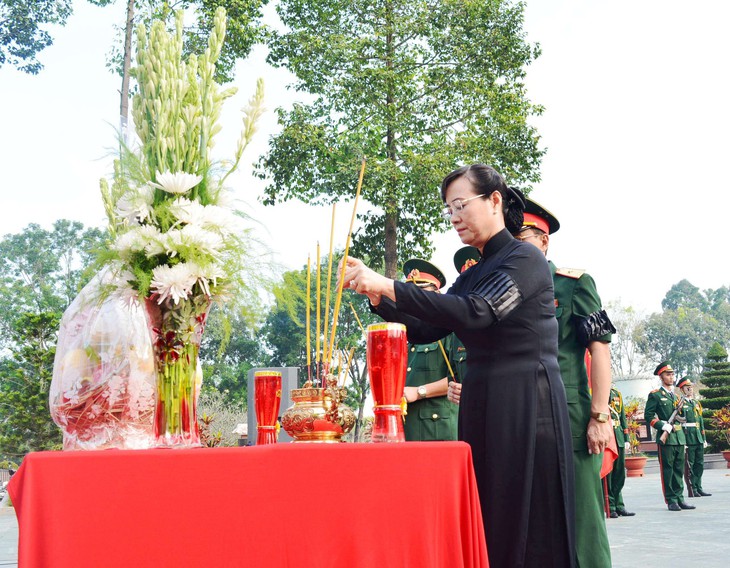 Truy điệu, an táng anh hùng liệt sĩ Đội phẫu thuật tiền phương Y4 - Ảnh 2. Truy điệu, an táng anh hùng liệt sĩ Đội phẫu thuật tiền phương Y4 - Ảnh 2.