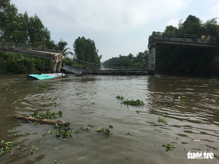 Tiền Giang: Sà lan chở cát tông sập cầu Long Hòa B - Ảnh 1.