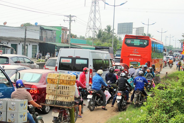 Cửa ngõ Hà Nội, TP.HCM ùn tắc xe người dân nghỉ lễ trở về - Ảnh 5.