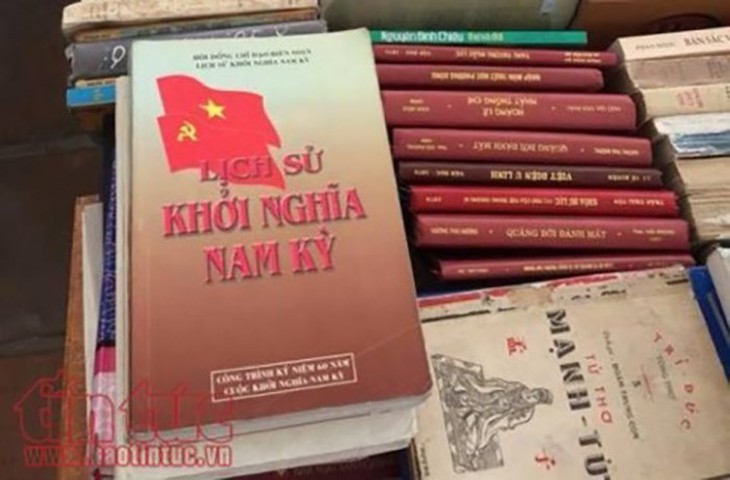 Sách 1.000 đồng được bày bán tại Hội chợ sách cũ Hà Nội - Ảnh 2.