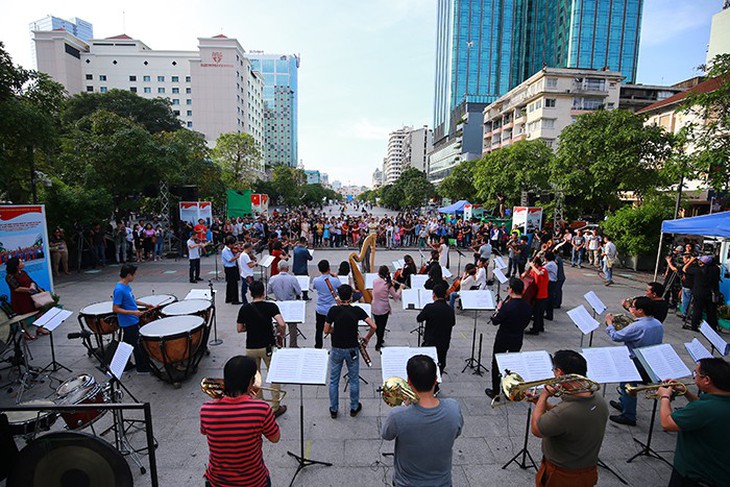 Trình diễn giao hưởng flashmob của Happiness Concert by Acecook Vietnam - Ảnh 3.