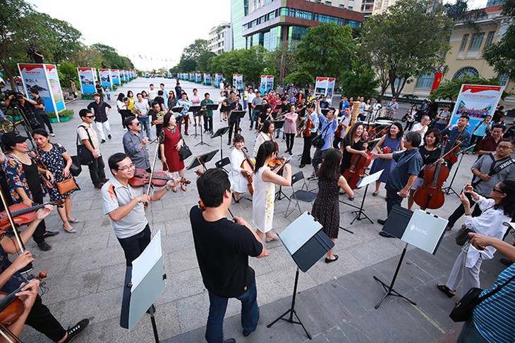 Trình diễn giao hưởng flashmob của Happiness Concert by Acecook Vietnam - Ảnh 6.