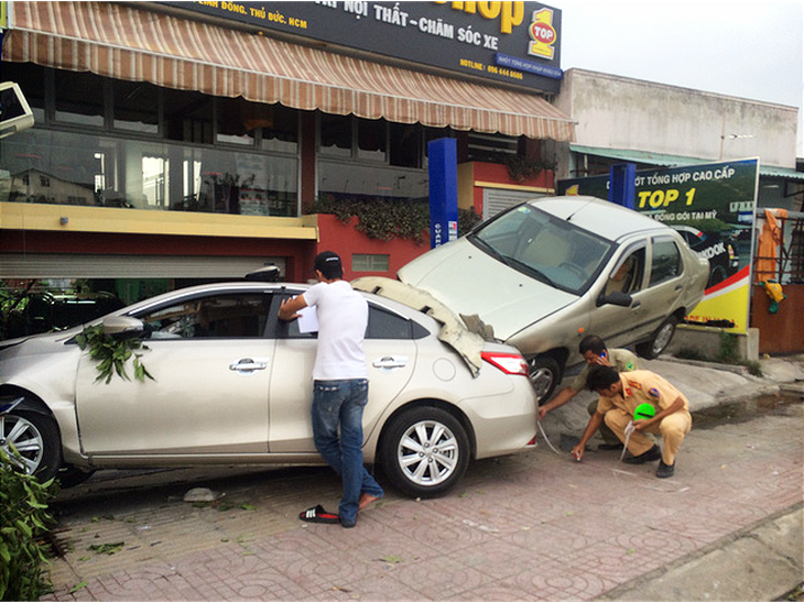 Xe hơi bay lên vỉa hè, tông vào xe đang đậu trong garage - Ảnh 1.