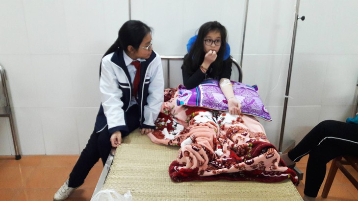 Hít phải khói bụi từ nhà máy thép, cô trò nhập viện - Ảnh 1. Hít phải khói bụi từ nhà máy thép, cô trò nhập viện - Ảnh 1.