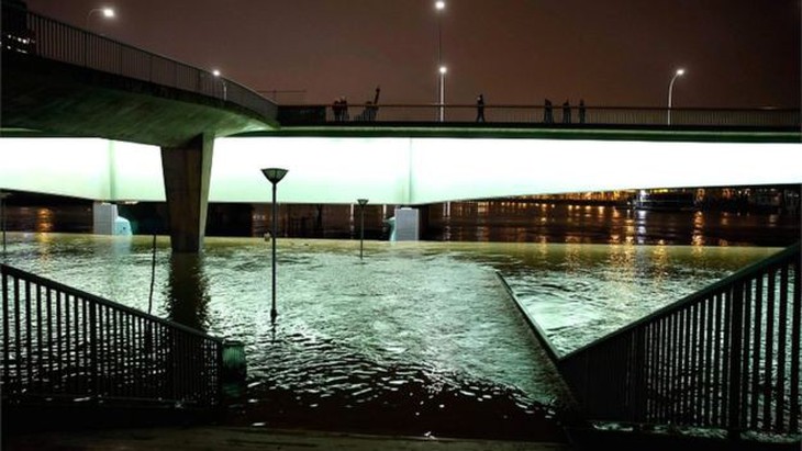 Sông Seine nhấn chìm Paris, 1.500 người di tản - Ảnh 6.