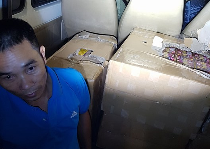 Bắt xe khách chở 300kg pháo - Ảnh 1. Bắt xe khách chở 300kg pháo - Ảnh 1.
