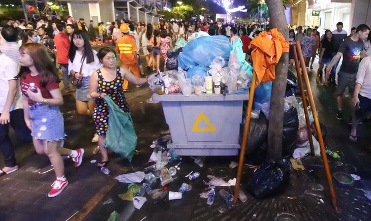Giữ vệ sinh phố đi bộ Nguyễn Huệ khi có sự kiện - Ảnh 1. Giữ vệ sinh phố đi bộ Nguyễn Huệ khi có sự kiện - Ảnh 1.