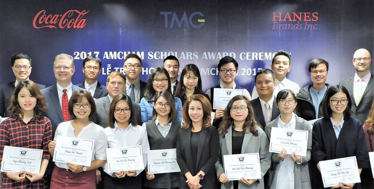 20 sinh viên năm cuối xuất sắc nhận học bổng AmCham Scholars - Ảnh 1.