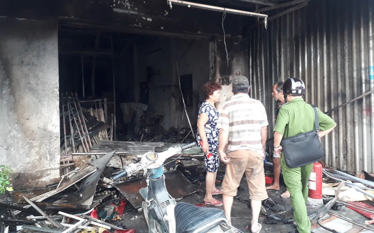 Vụ cháy tiệm sửa xe khiến 2 anh em ruột chết là do chập điện từ việc sạc bình xe đạp điện - Ảnh 2.