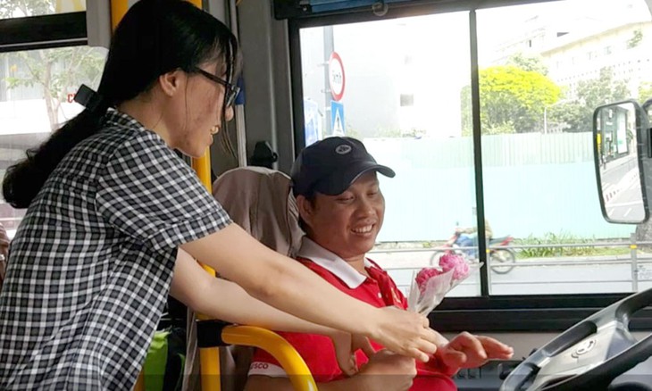 Tặng hoa cho bác tài xe buýt - Ảnh 1. Tặng hoa cho bác tài xe buýt - Ảnh 1.