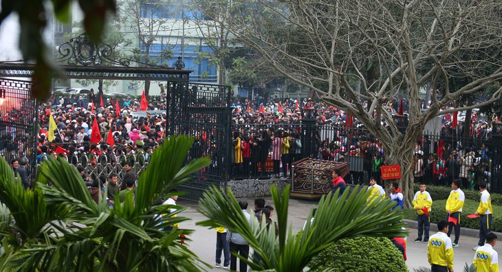 Fan vây kín UBND tỉnh Thanh Hoá, chào đón anh em Tiến Dũng, Văn Đại - Ảnh 1.