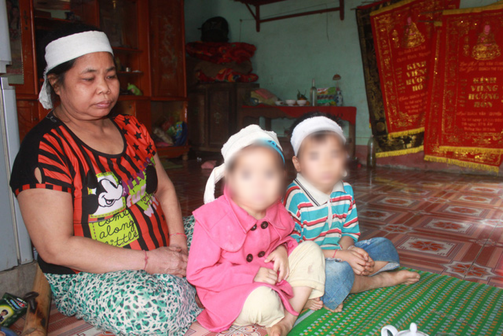 Thương tâm hai trẻ mồ côi khi mẹ bị ông nội đâm chết - Ảnh 1. Thương tâm hai trẻ mồ côi khi mẹ bị ông nội đâm chết - Ảnh 1.