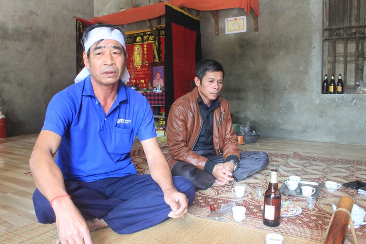 Thương tâm hai trẻ mồ côi khi mẹ bị ông nội đâm chết - Ảnh 2. Thương tâm hai trẻ mồ côi khi mẹ bị ông nội đâm chết - Ảnh 2.