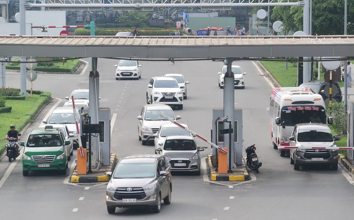 Sắp dừng thu phí vào sân bay Tân Sơn Nhất? - Ảnh 1.