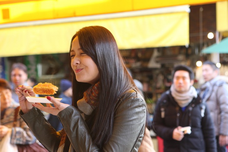 Đi chợ cá Tsukiji ăn 7 món ngon đường phố - Ảnh 2.