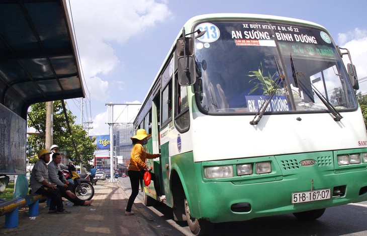 Bỏ xe hơi riêng đi xe buýt, có sao đâu! - Ảnh 1. Bỏ xe hơi riêng đi xe buýt, có sao đâu! - Ảnh 1.