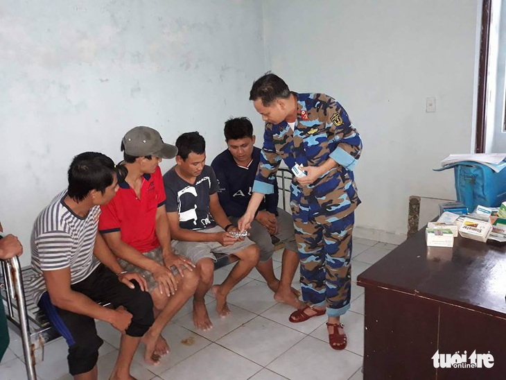 Đảo Song Tử Tây: khám, chữa bệnh cho ngư dân trong mùa mưa bão - Ảnh 4. Đảo Song Tử Tây: khám, chữa bệnh cho ngư dân trong mùa mưa bão - Ảnh 4.