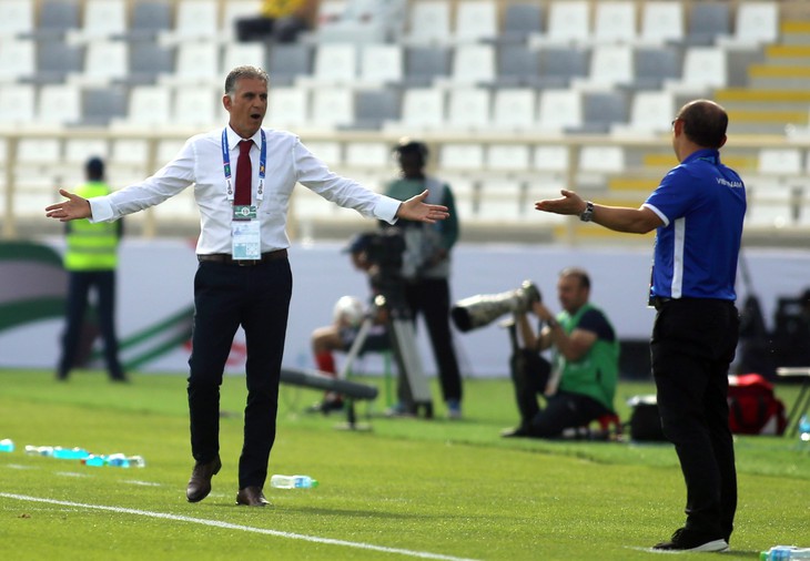 Hai HLV Park Hang Seo và Carlos Queiroz va chạm ngoài biên - Ảnh 3.