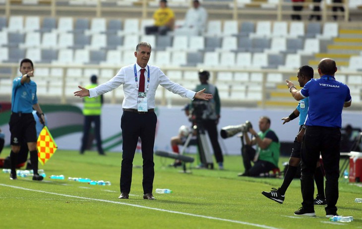 Hai HLV Park Hang Seo và Carlos Queiroz va chạm ngoài biên - Ảnh 5.