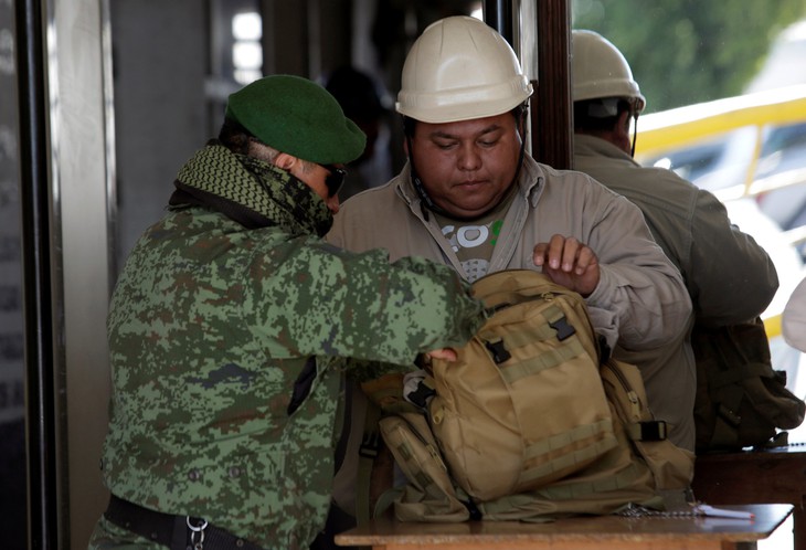 Lạ lùng chuyện xếp hàng mua xăng đến tận đêm ở Mexico - Ảnh 8.