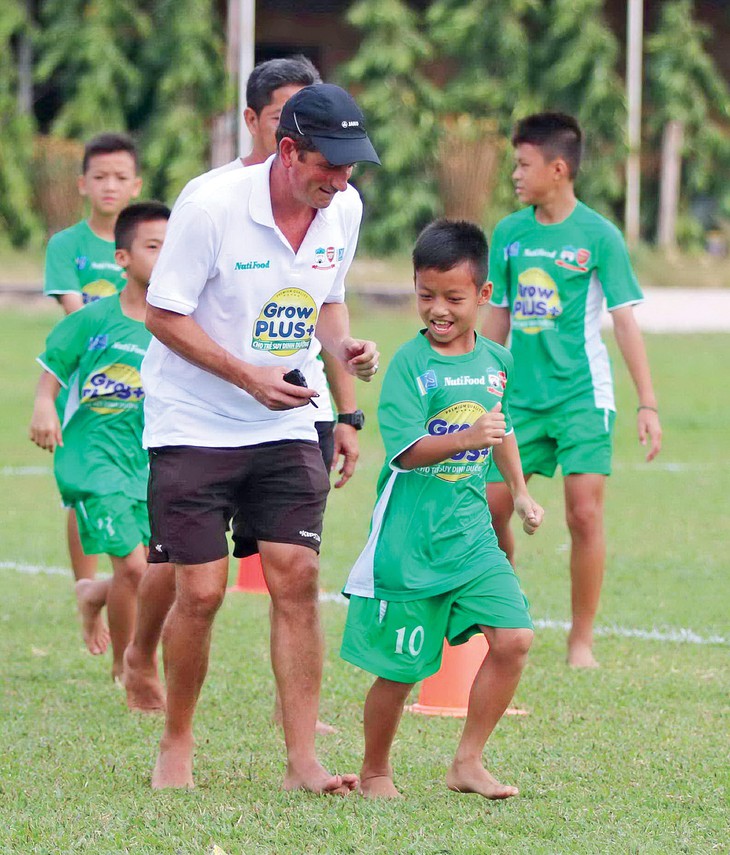 Học viện bóng đá trăm hoa đua nở - Ảnh 2.