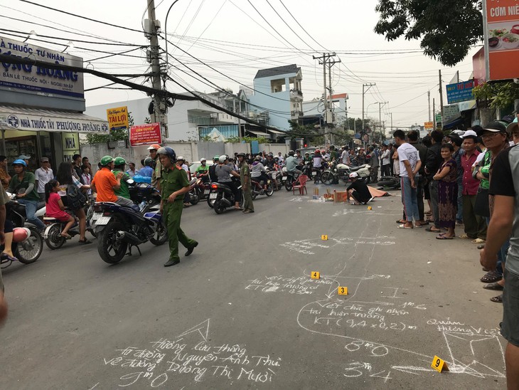 Xe rác cán chết 2 thanh niên 21 tuổi đi xe máy ở quận 12 - Ảnh 1.