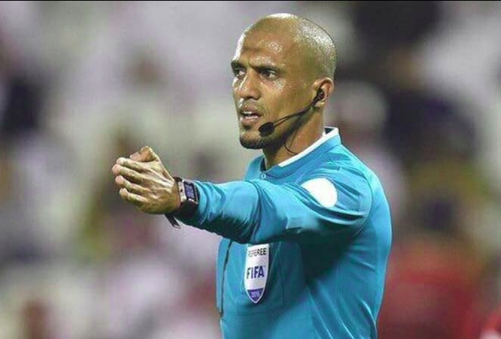 Cổ động viên Việt tặng trọng tài Oman dầu gội đầu và mời... ăn bún mắm - Ảnh 1. Cổ động viên Việt tặng trọng tài Oman dầu gội đầu và mời... ăn bún mắm - Ảnh 1.