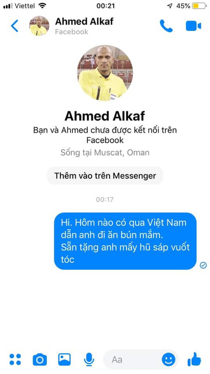 Cổ động viên Việt tặng trọng tài Oman dầu gội đầu và mời... ăn bún mắm - Ảnh 6. Cổ động viên Việt tặng trọng tài Oman dầu gội đầu và mời... ăn bún mắm - Ảnh 6.