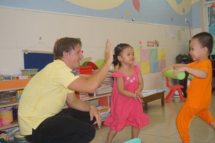 Khách nước ngoài đến thăm trường ở TP.HCM phải xin phép trước 10 ngày - Ảnh 1.