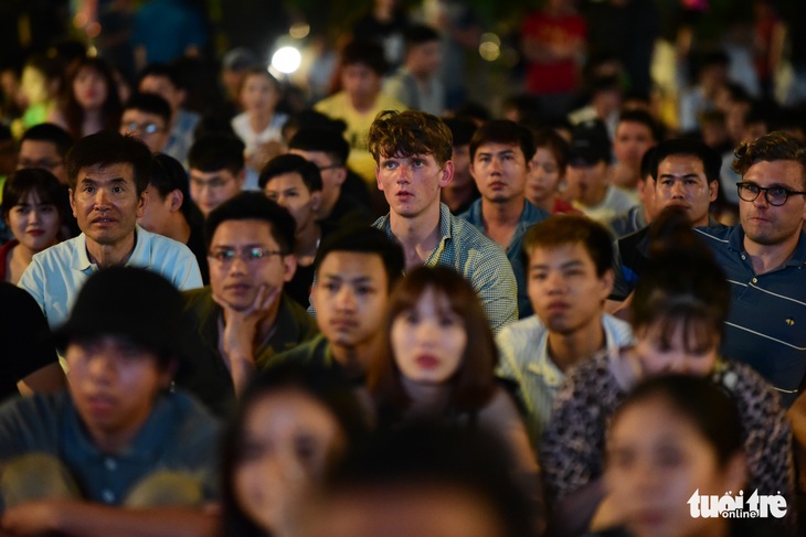 Cổ động viên đội mưa cổ vũ đội tuyển ở phố đi bộ Nguyễn Huệ - Ảnh 3.