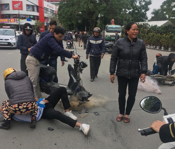 CSGT Thanh Hóa phủ nhận quăng lưới vào xe máy điện học sinh - Ảnh 1.