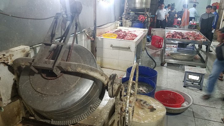 Sách bò ngâm vôi bột cho trắng để phục vụ khách - Ảnh 3. Sách bò ngâm vôi bột cho trắng để phục vụ khách - Ảnh 3.