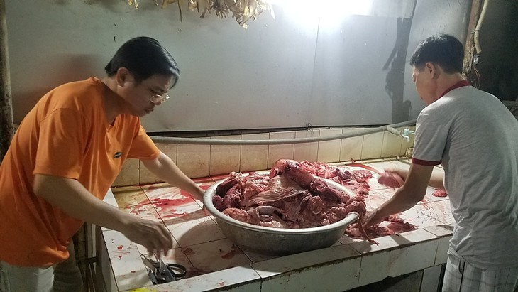 Sách bò ngâm vôi bột cho trắng để phục vụ khách - Ảnh 4. Sách bò ngâm vôi bột cho trắng để phục vụ khách - Ảnh 4.