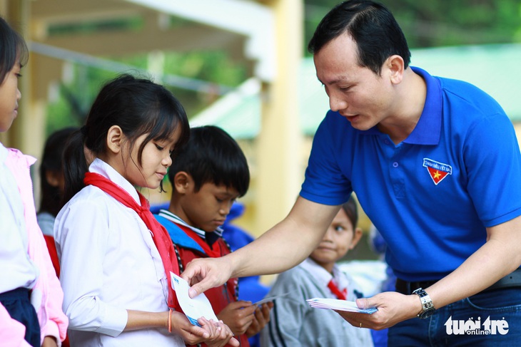 Mang áo ấm, bao lì xì Tết đến học trò vùng núi Quảng Ngãi - Ảnh 4.