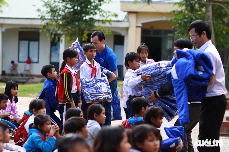 Mang áo ấm, bao lì xì Tết đến học trò vùng núi Quảng Ngãi - Ảnh 3.