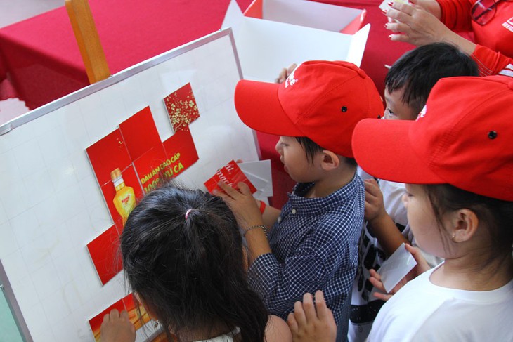 Thí sinh ‘Biệt Tài Tí Hon’ khám phá nhà máy tinh luyện dầu ăn từ cá - Ảnh 3. Thí sinh ‘Biệt Tài Tí Hon’ khám phá nhà máy tinh luyện dầu ăn từ cá - Ảnh 3.