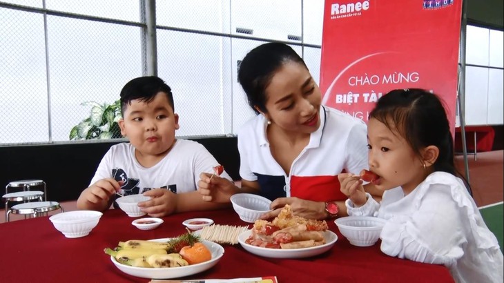 Thí sinh ‘Biệt Tài Tí Hon’ khám phá nhà máy tinh luyện dầu ăn từ cá - Ảnh 4. Thí sinh ‘Biệt Tài Tí Hon’ khám phá nhà máy tinh luyện dầu ăn từ cá - Ảnh 4.