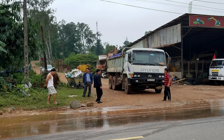 Lập biên bản tài xế xe ben làm rơi vãi bùn đất khiến người đi xe máy trượt ngã ở Hóc Môn - Ảnh 5.