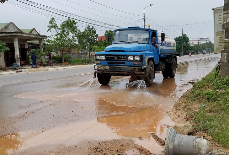 Dân chặn xe tải vì để bùn đất rơi đầy đường - Ảnh 4.