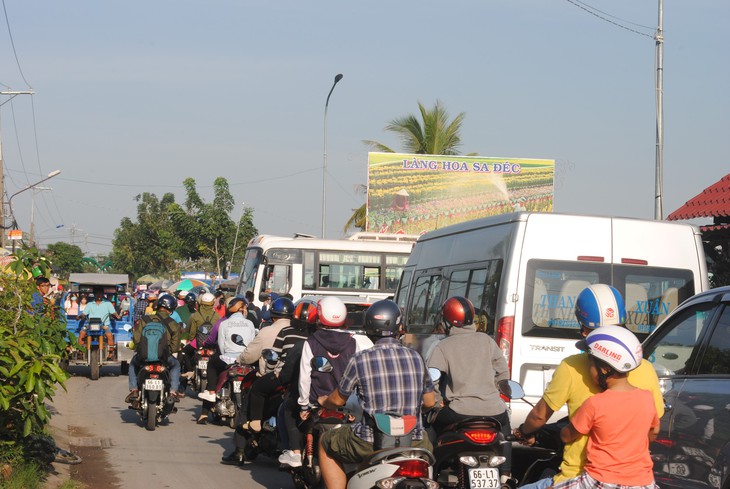 Hàng chục ngàn du khách đổ bộ, làng hoa Sa Đéc ùn tắc - Ảnh 1.