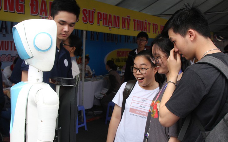 Học sinh thích thú nghe robot tư vấn tuyển sinh và... chỉ đường