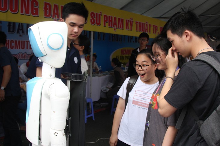 Học sinh thích thú nghe robot tư vấn tuyển sinh và... chỉ đường - Ảnh 1.