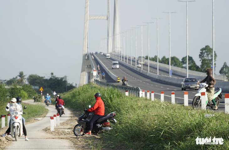 Mạo hiểm ngoặt đầu xe máy ngay chân cầu Cao Lãnh để vào đường tắt - Ảnh 1.