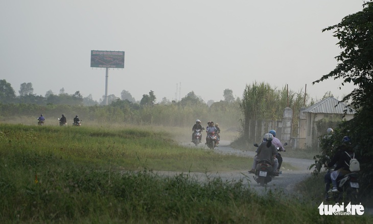 Mạo hiểm ngoặt đầu xe máy ngay chân cầu Cao Lãnh để vào đường tắt - Ảnh 3.